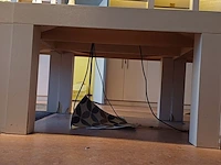 Lot 66 - vierkante tafel - afbeelding 2 van  3