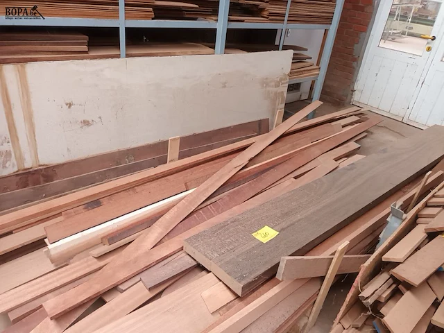 Lot 660 - houten latten en planken - afbeelding 2 van  5