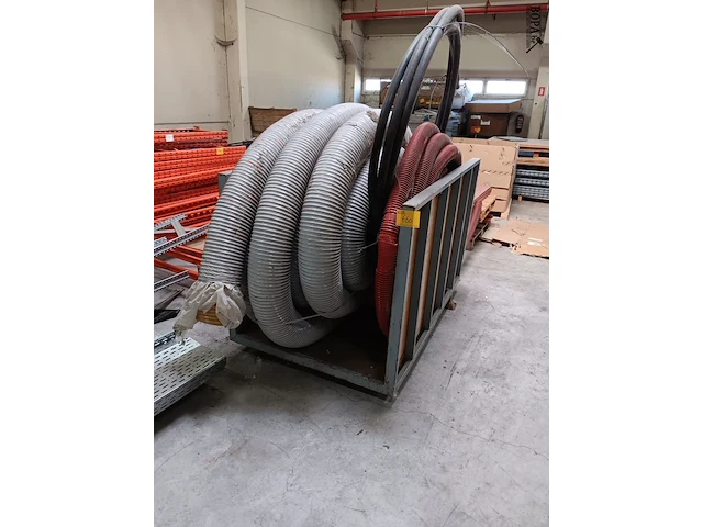 Lot 660 - stapelbak met inhoud - afbeelding 1 van  2