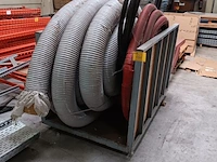 Lot 660 - stapelbak met inhoud - afbeelding 1 van  2