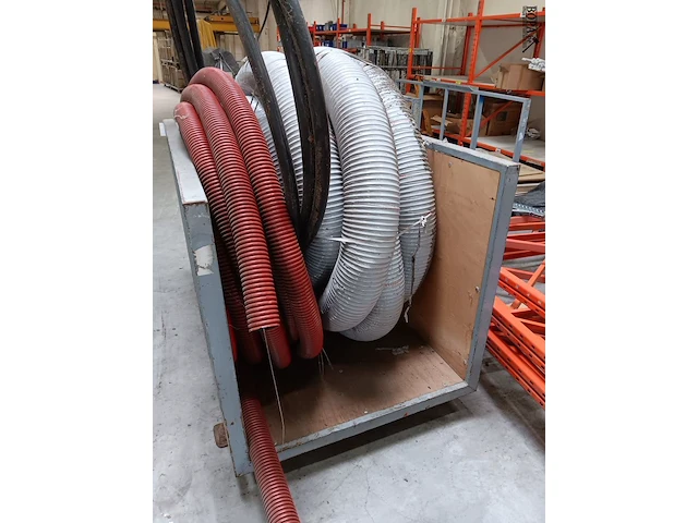 Lot 660 - stapelbak met inhoud - afbeelding 2 van  2