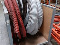 Lot 660 - stapelbak met inhoud - afbeelding 2 van  2