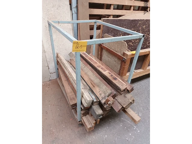 Lot 661 - kar met inhoud - afbeelding 1 van  4