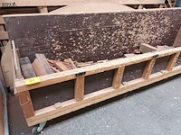 Lot 662 - houten kar met inhoud - afbeelding 1 van  3