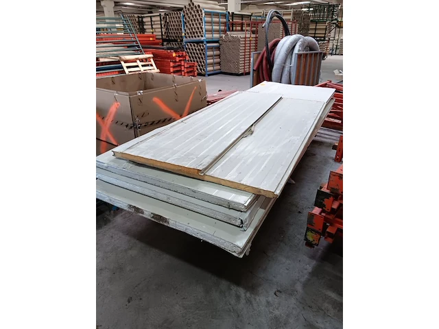 Lot 662 - platte kar met sandwich panelen - afbeelding 1 van  3