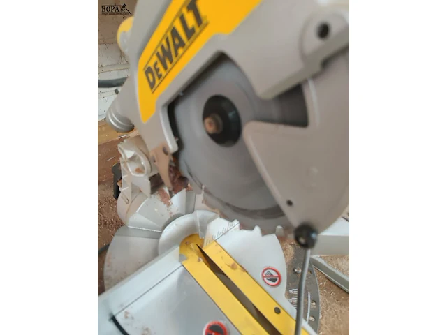 Lot 664 - dewalt verstekzaagmachine - afbeelding 2 van  3