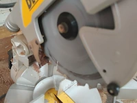 Lot 664 - dewalt verstekzaagmachine - afbeelding 2 van  3
