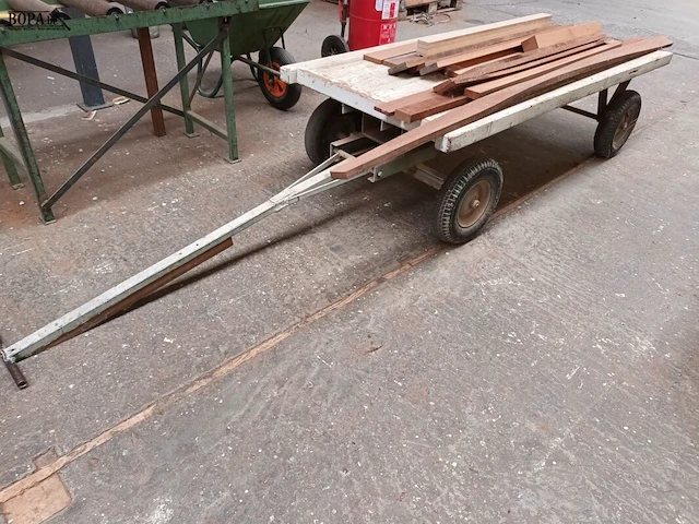 Lot 665 - houten kar met inhoud - afbeelding 1 van  4