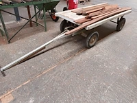 Lot 665 - houten kar met inhoud - afbeelding 1 van  4