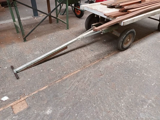 Lot 665 - houten kar met inhoud - afbeelding 4 van  4
