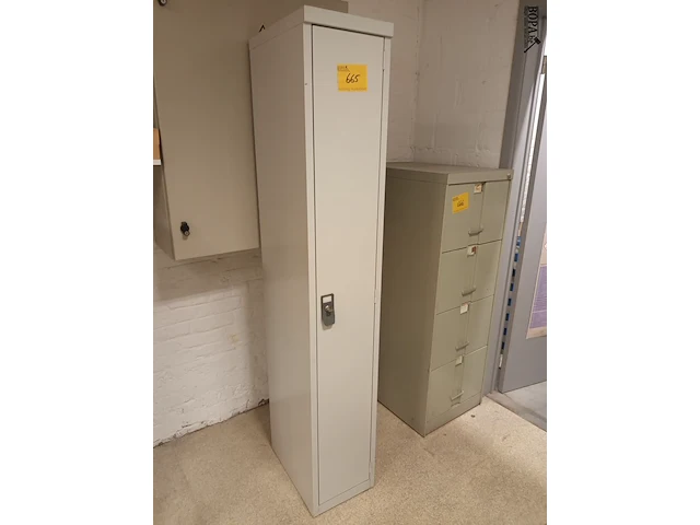 Lot 665 - metalen lockerkast - afbeelding 1 van  3