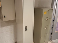 Lot 665 - metalen lockerkast - afbeelding 1 van  3