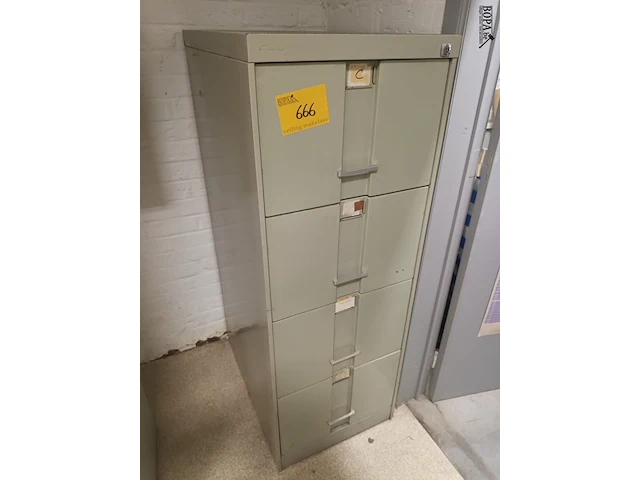Lot 666 - metalen ladekast - afbeelding 1 van  3