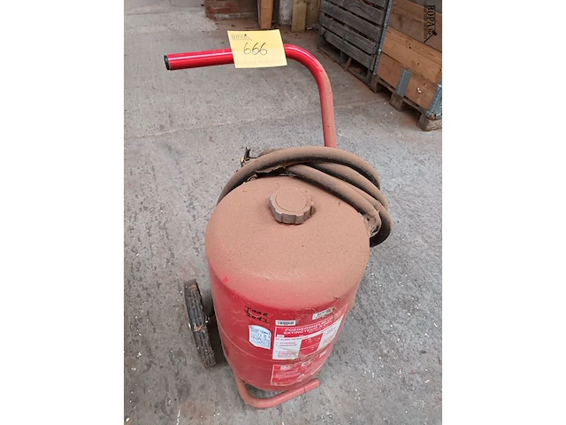 Lot 666 - poedersnelblusser 50 kg op kar - afbeelding 1 van  3
