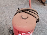 Lot 666 - poedersnelblusser 50 kg op kar - afbeelding 1 van  3