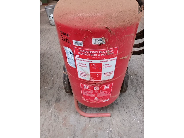 Lot 666 - poedersnelblusser 50 kg op kar - afbeelding 2 van  3