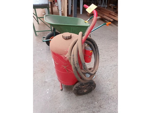 Lot 666 - poedersnelblusser 50 kg op kar - afbeelding 3 van  3