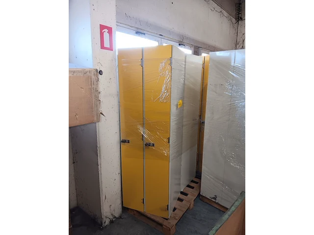 Lot 667 - locker kast. 11 stuks - afbeelding 4 van  4