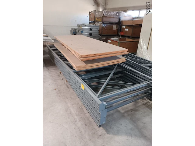Lot 668 - staanders en panelen voor rekken - afbeelding 1 van  4