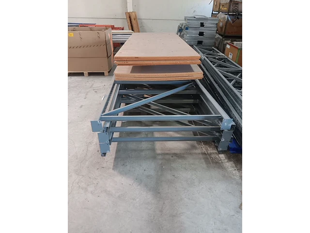 Lot 668 - staanders en panelen voor rekken - afbeelding 2 van  4