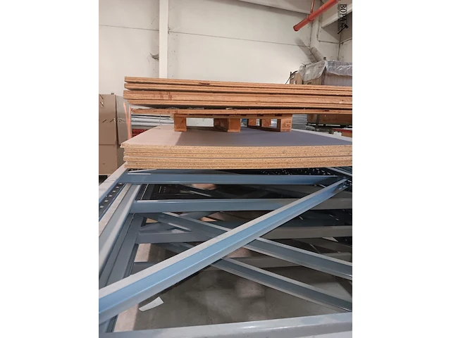 Lot 668 - staanders en panelen voor rekken - afbeelding 3 van  4