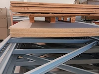 Lot 668 - staanders en panelen voor rekken - afbeelding 3 van  4