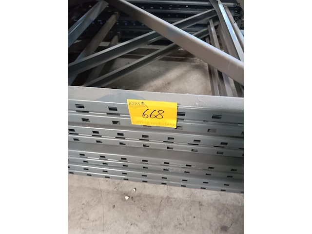 Lot 668 - staanders en panelen voor rekken - afbeelding 4 van  4