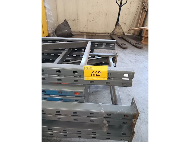 Lot 669 - staanders voor rekken. 6 stuks - afbeelding 3 van  3