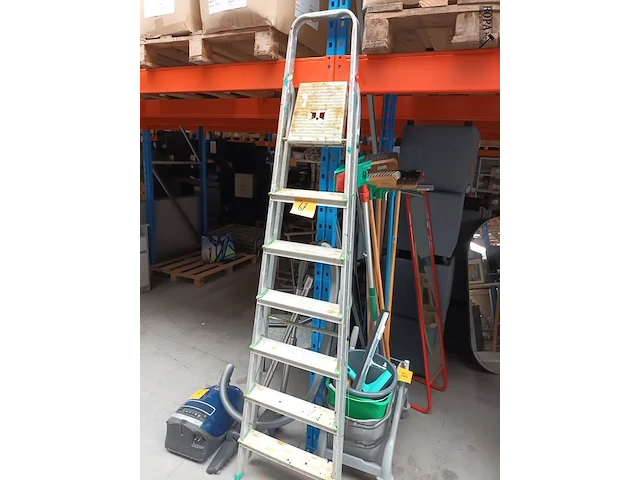 Lot 67 - aluminium trapladder - afbeelding 1 van  3