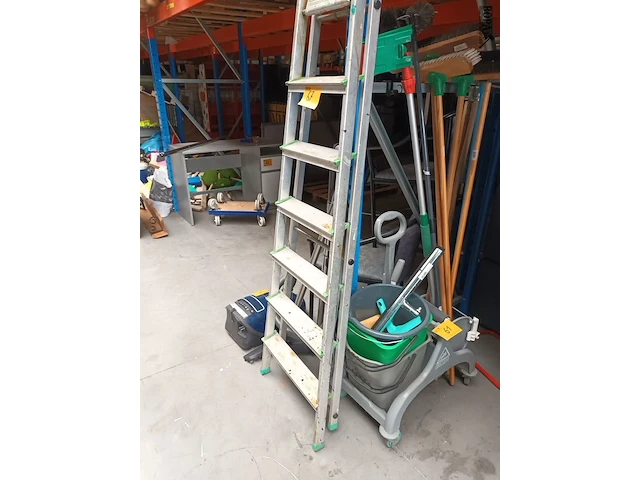 Lot 67 - aluminium trapladder - afbeelding 2 van  3