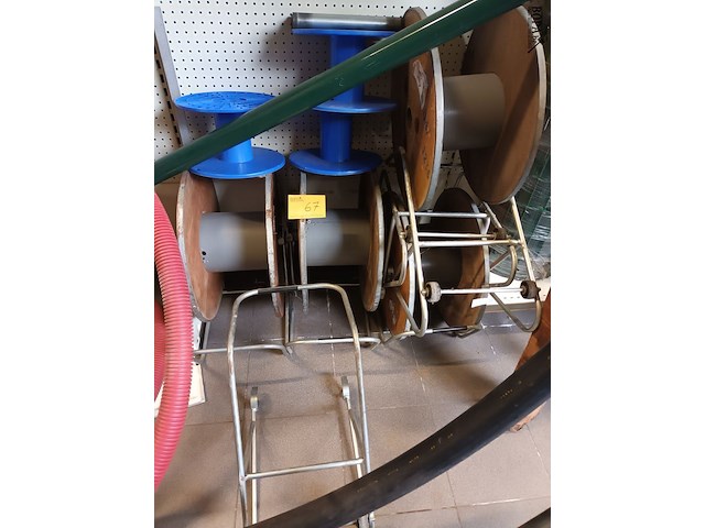 Lot 67 - bobijnen en houders. 8 stuks - afbeelding 1 van  4