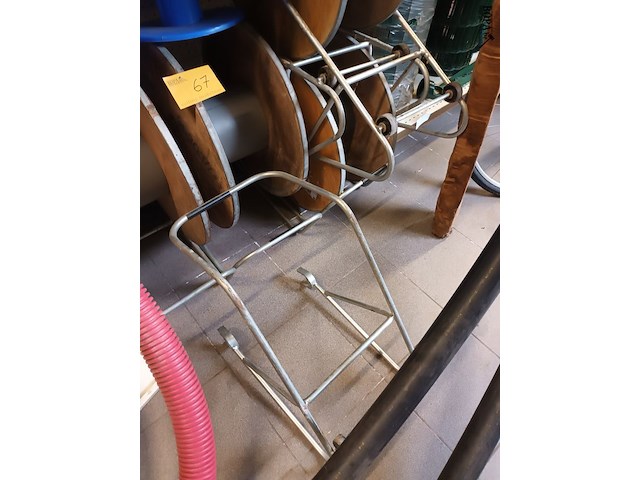 Lot 67 - bobijnen en houders. 8 stuks - afbeelding 2 van  4