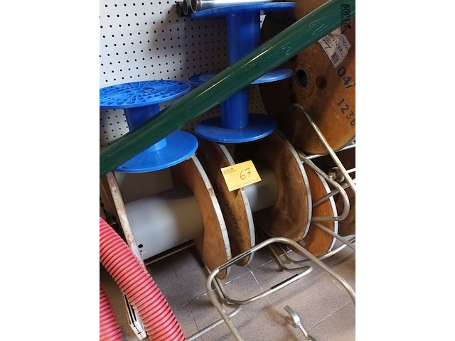 Lot 67 - bobijnen en houders. 8 stuks - afbeelding 3 van  4