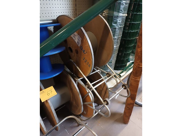 Lot 67 - bobijnen en houders. 8 stuks - afbeelding 4 van  4