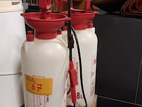 Lot 67 - drukspuiten. 2 stuks - afbeelding 1 van  3