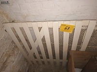 Lot 67 - houten hekje en metalen bed - afbeelding 1 van  3