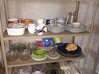 Lot 67 - huisraad. inhoud rek - afbeelding 2 van  6