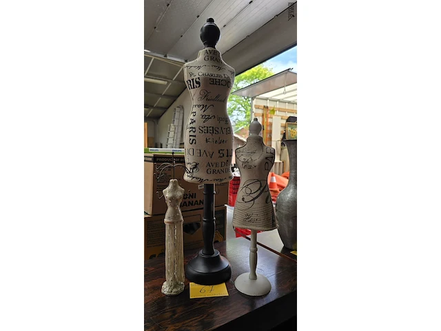 Lot 67 - juwelen paspopstaanders 3 stuks - afbeelding 1 van  4