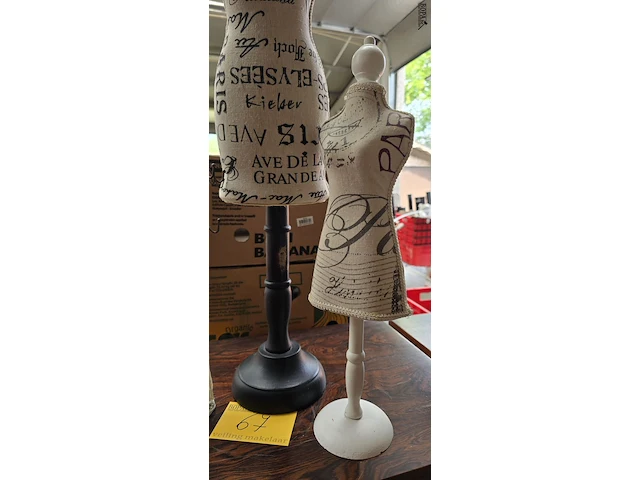 Lot 67 - juwelen paspopstaanders 3 stuks - afbeelding 2 van  4