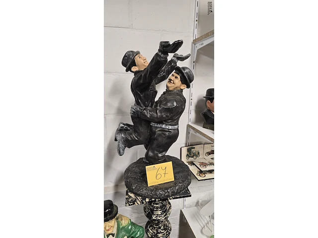 Lot 67 - laurel & hardy springen - afbeelding 1 van  4