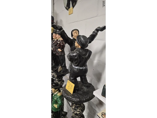 Lot 67 - laurel & hardy springen - afbeelding 2 van  4