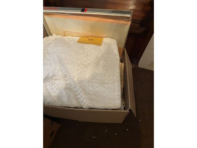 Lot 67 - lot textiel, nappen, tafelkleden, sprei - afbeelding 1 van  2
