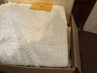 Lot 67 - lot textiel, nappen, tafelkleden, sprei - afbeelding 1 van  2