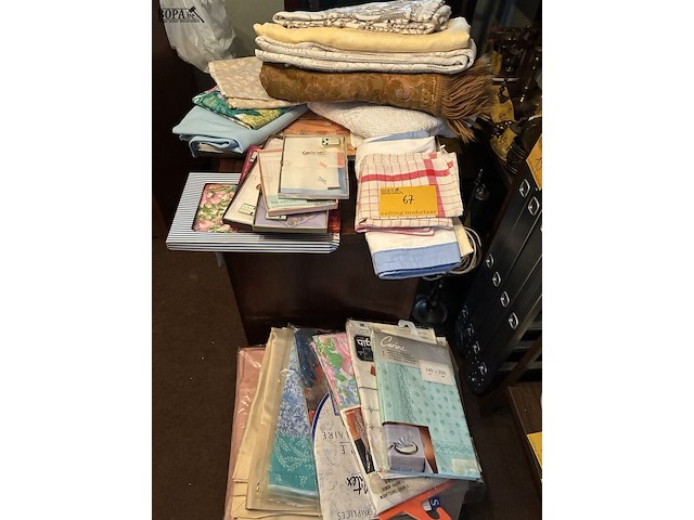 Lot 67 - lot textiel, nappen, tafelkleden, sprei - afbeelding 2 van  2