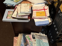 Lot 67 - lot textiel, nappen, tafelkleden, sprei - afbeelding 2 van  2