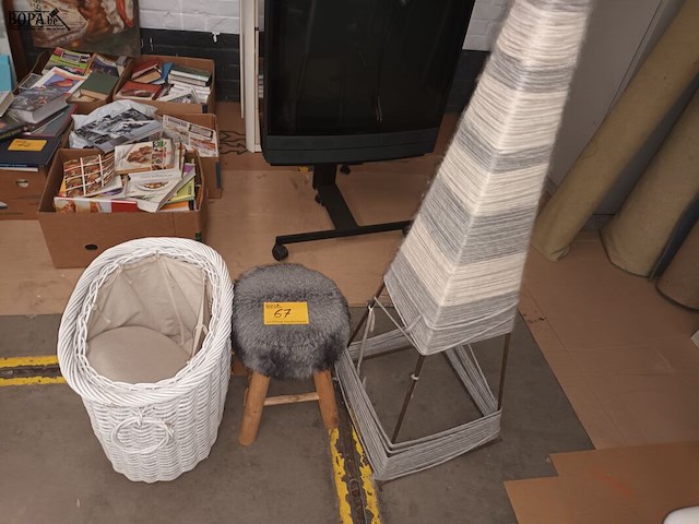 Lot 67 - mand, kruk en piramide - afbeelding 1 van  3