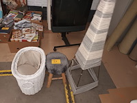 Lot 67 - mand, kruk en piramide - afbeelding 1 van  3