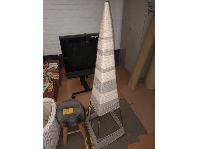 Lot 67 - mand, kruk en piramide - afbeelding 2 van  3