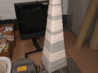 Lot 67 - mand, kruk en piramide - afbeelding 2 van  3