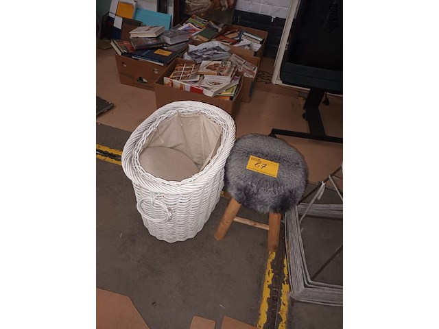 Lot 67 - mand, kruk en piramide - afbeelding 3 van  3